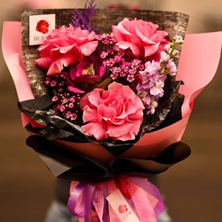 Buchet de flori cu trandafiri roz cu sclipici, matiola si wax flower