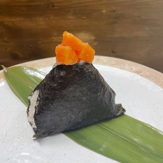 Onigiri de Salmón Crudo