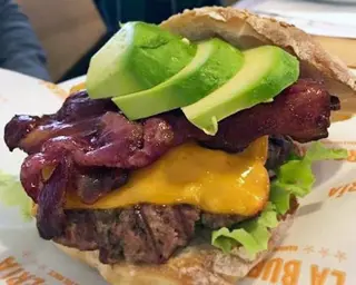 Burguer Surfera. Con patatas y salsa!