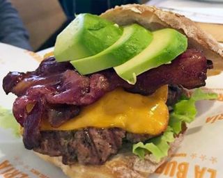 Burguer Surfera. Con patatas y salsa!