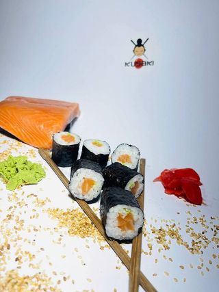 Макі роли з лососем (105g)