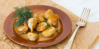 Жареные пельмени в сливочном соусе (300г)