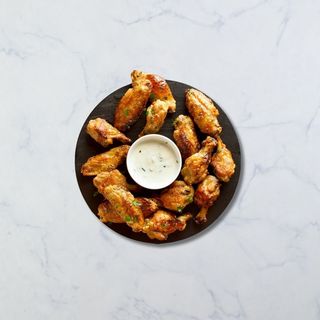 ქათმის ფრთები ძაძიკის და ტკბილ-ცხარე სოუსით