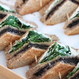 Sandwich tostado de olivada, stracciatela, espinacas y pera (12 unidades)