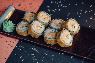 Албырт қосылған темпура роллы/Ролл "Темпура" с лососем 