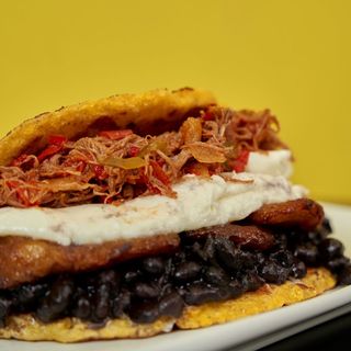 Cachapa con Pabellón de Carne