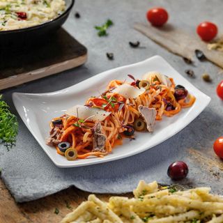 Лингуини путанеска с тунцом