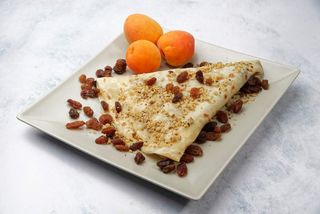 Palačinka sa kajsijom, orasima i suvim grožđem