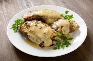 Żeberka wieprzowe z ziemniaki, surówka 