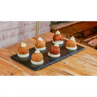 Arancini de pesto rosso con mayonesa de albahaca (plato, 6 ud.)