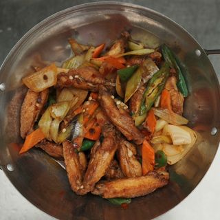 Scodella di ali di pollo piccanti