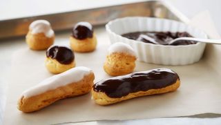 Profiterol con chocolate blanco (ración)