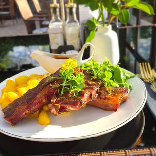 Coaste de porc cu cartofi Bravas
