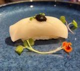 34. Nigiri de pez mantequilla con trufa (2 pzs.)