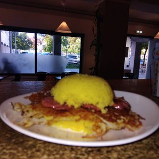 Cuscuz com Queijo, Calabresa e Ovo