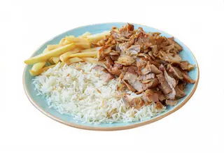 Plato kebab de carne con patatas, arroz y lata