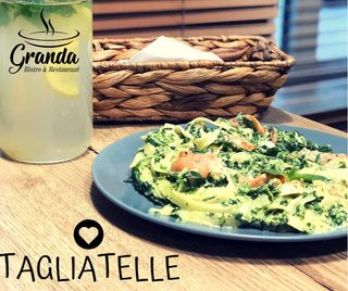 Hitowe makaronowe wstążki w sosie kurkowym z grillowanym filetem z kur