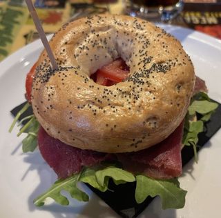 Carne salada del Trentino, gorgonzola, rucola, pomodoro
