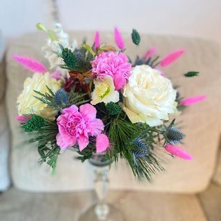 Aranjament în vas de sticlă,cu trandafiri, garofițe, eryngium și alte flori