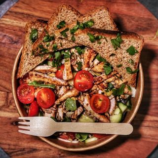 SAŁATKA Z GRILLOWANĄ WOŁOWINĄ oraz pełnoziarnistymi tostami