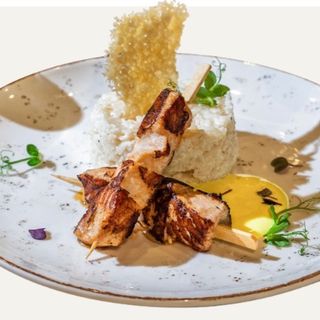 Frigarui de somon pe pat de orez cu parmezan