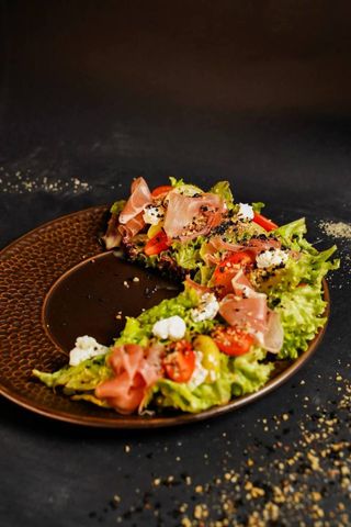 Sałatka z prosciutto i winogronem