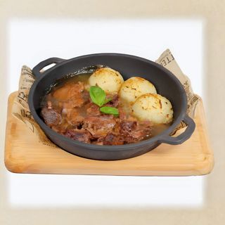 Свински джолан с картофено пюре и гъбен сос