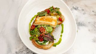 Авокадо тост с халуми