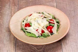 Rukola, čeri i parmezan salata