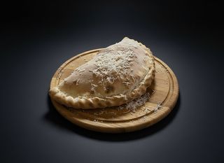 Кальцоне з соусом пілаті, моцарелою, шинкою, грибами та пармезаном (450г)