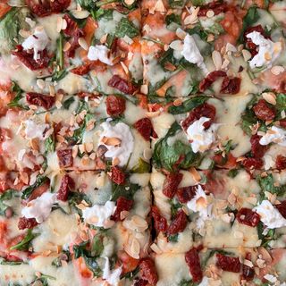 Burrata/ suszone pomidory/ szpinak/ migdały