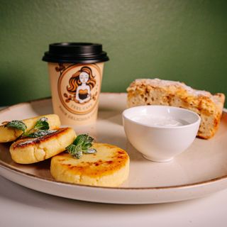 Doručak: Syrniki + Cappuccino M+ Sharlotka / 2 Oreški