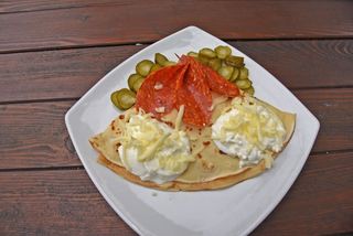 Palačinka sa kulenom, sirom i prilogom