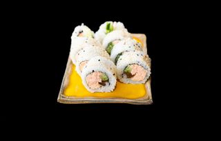 Uramaki łosoś pieczony 8szt