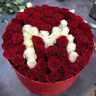 Cutie cu trandafiri pentru mama