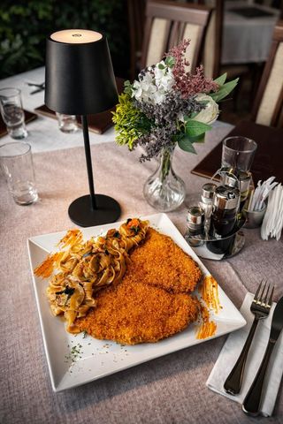 SCHNITZEL DE PORC CU TAGLIATELLE SI CIUPERCI PICANTE