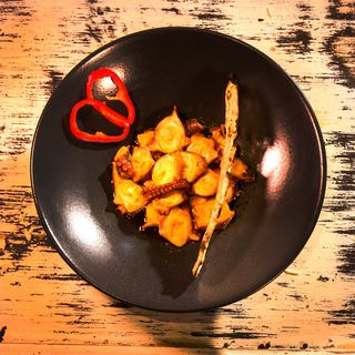 Октопод по Галисийски - октопод в зехтин и бяло вино, резенчета чесън и червен пипер