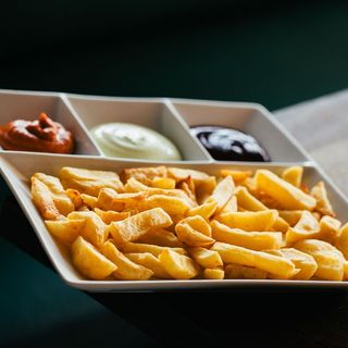 Patatas Fritas Naturales Y Tres Salsas