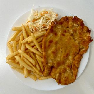 Kotlet schabowy z frytkami i surówką