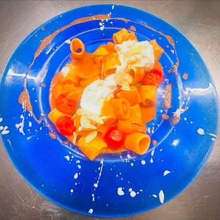 Maccheroncini ai 3 pomodori guanciale stracciatella affumicata e mandorle 