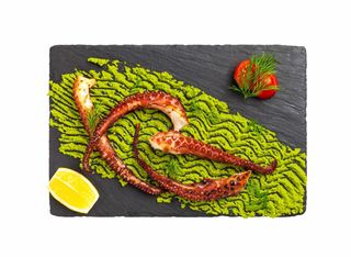 Октопод на барбекю с пюре от грах (200г)