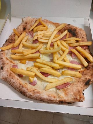 Würstel e patatine fritte