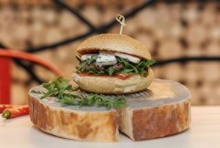 Burger z serem pleśniowym