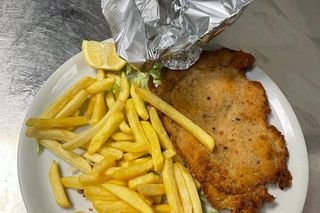 Cotoletta alla milanese con patatine fritte