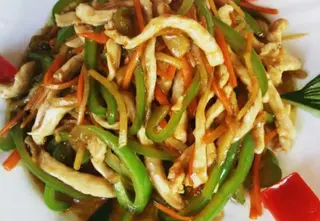 WOK piletina sa đumbirom