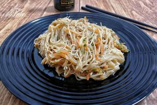Spaghetti di riso con pollo