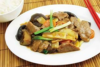 117. Manzo saltato con funghi e bambù