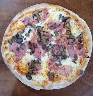 25. Prosciutto funghi