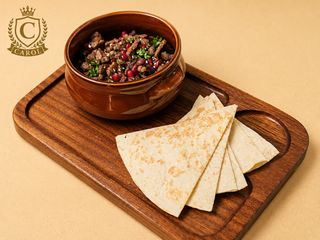 Hummus cu fasii de vita 