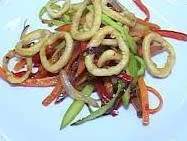 110. Пържени калмари със зеленчуци (400г)